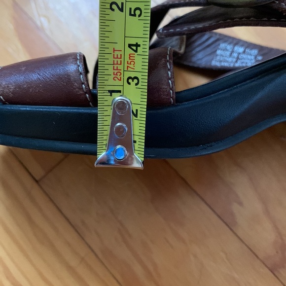 Clarks brown leather adjustable sandals Cushioned footbed Rubber sole Sz 8.5 - Picture 12 of 13